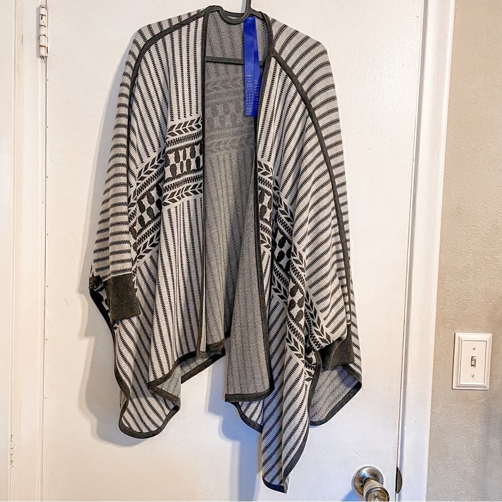 Kit and Ace Solstice Poncho One Size - Picture 7 of 11
